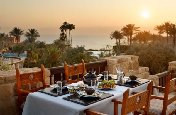 Mövenpick-Hotel-Dead-Sea-Dinner