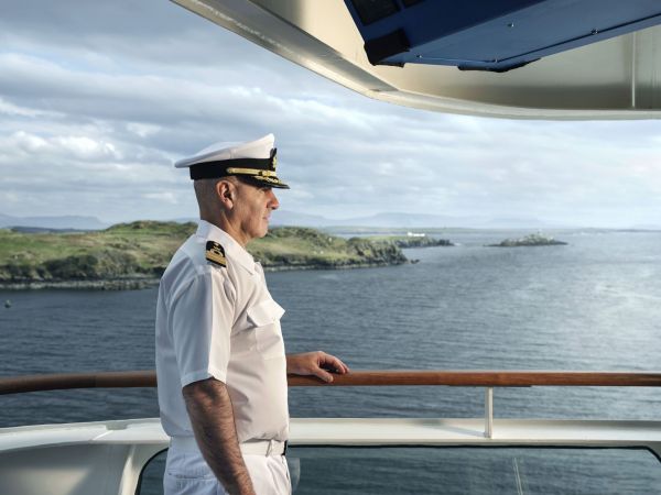 Kapitän-auf-dem-Deck