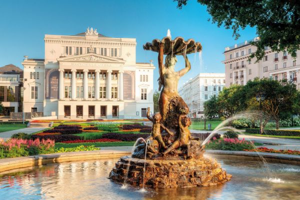 Nymphenbrunnen-und-Nationaloper