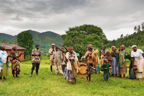 Uganda-Bwindi_Nationalpark-Batwa-Tänzer