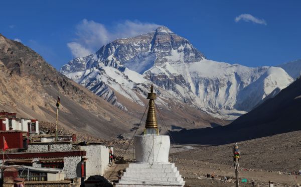 Rongbuk_Kloster_mit_Mt._Everest