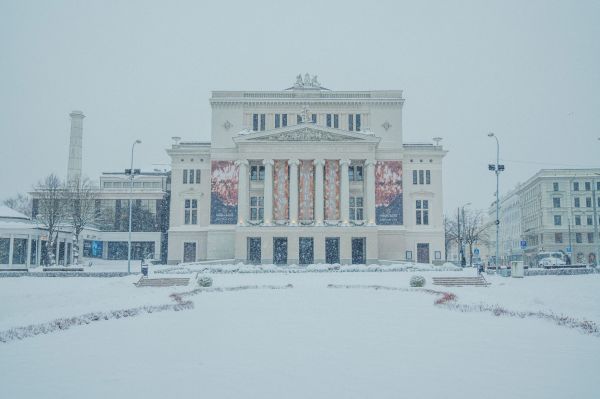 Opernhaus-im-Winter