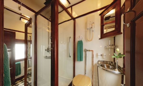 RVR-Deluxe-Bathroom